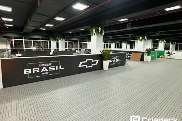 Pisos plásticos personalizados da Criadeck durante a emocionante corrida da Copa Truck 2024 em Interlagos.